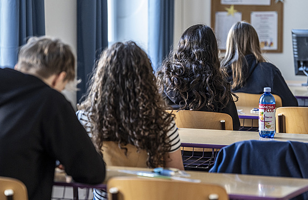 Otázky na smrt i vybavení domácnosti. Testování žáků kritizují rodiče i učitelé