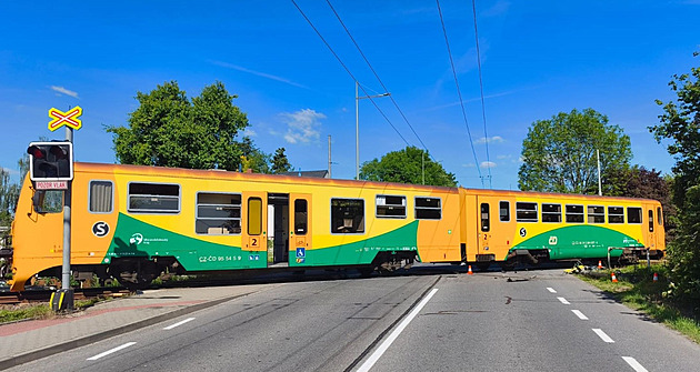 Řidič zkolaboval a auto na přejezdu převrátil do cesty přijíždějícímu vlaku