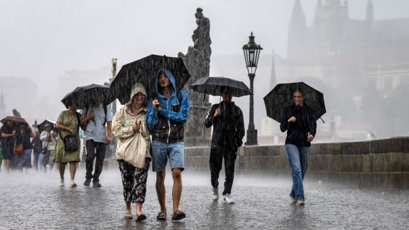 Na Česko se ženou bouřky a vytrvalý déšť. MAPA srážek ukazuje, kde naprší nejvíc