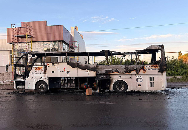 Ukrajinci zasáhli autobus spojující Moskvu s Krymem, zabili sedm lidí, tvrdí Rusko