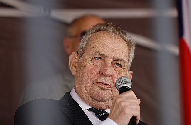 Zeman, Kundera či Vávra. Poslanci pošlou na Hrad návrhy na vyznamenání