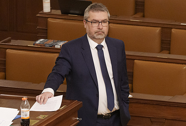 Poslanci se hádají o interpelace. Dorazil na ně jediný člen vlády Šebestyán