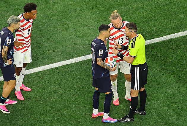 VAR, jak ho neznáte. Žlutá karta za faul zrušena, napomenutí dostal simulant