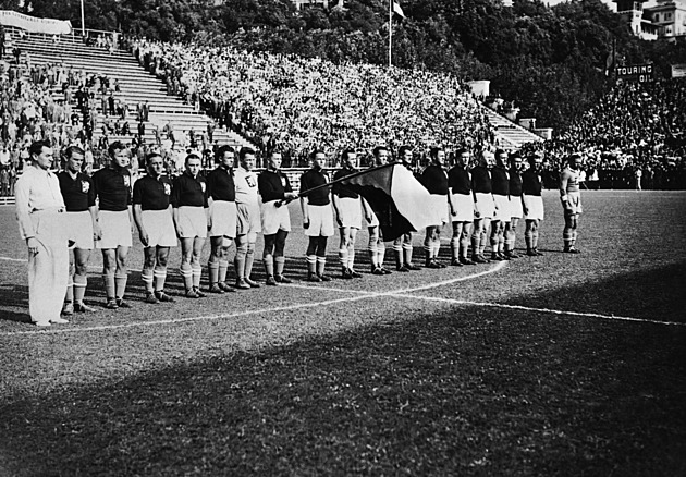 Titul jim vzal Mussolini, doma je ale vítali jako mistry světa. Příběh „zlatých hochů“