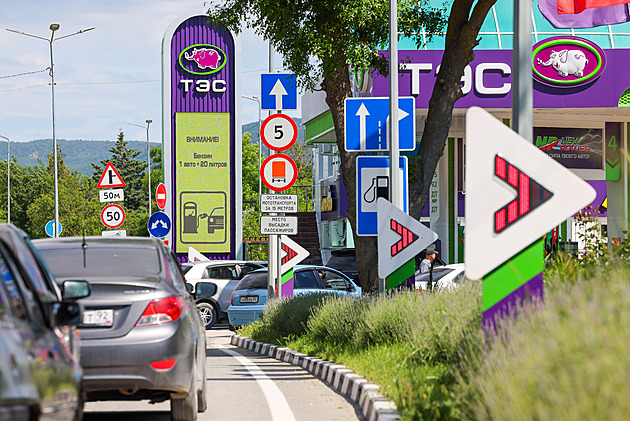 Ruská krize nabývá obřích rozměrů. I u Moskvy už čekají na benzin tři hodiny