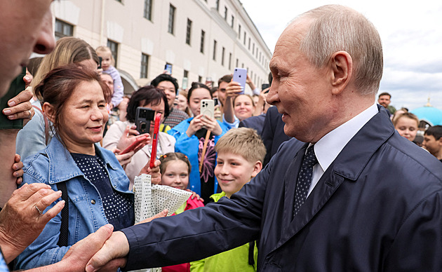 VIDEO: Putin se předváděl jako milovaný vůdce lidu, šarádu zkazil bodyguard