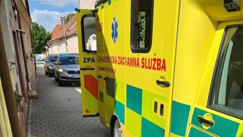 Drama ve Vysokém Mýtě: Opilec rozmlátil pálkou sanitku. Záchranářům hrozil smrtí