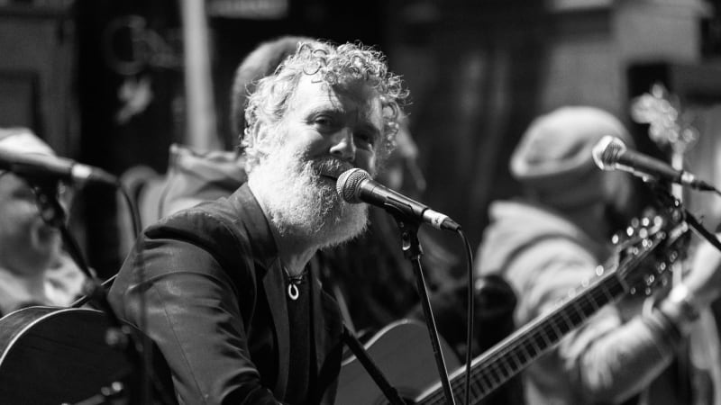 Zemřel Glen Hansard, s Irglovou získal Oscara za hit Falling Slowly. Měl nehodu