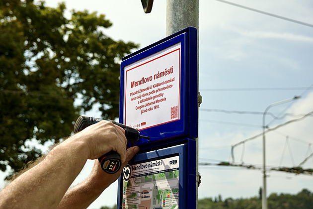Brno odhaluje příběhy zastávek. Na nejdelší lince přibyly tabulky s historií názvů