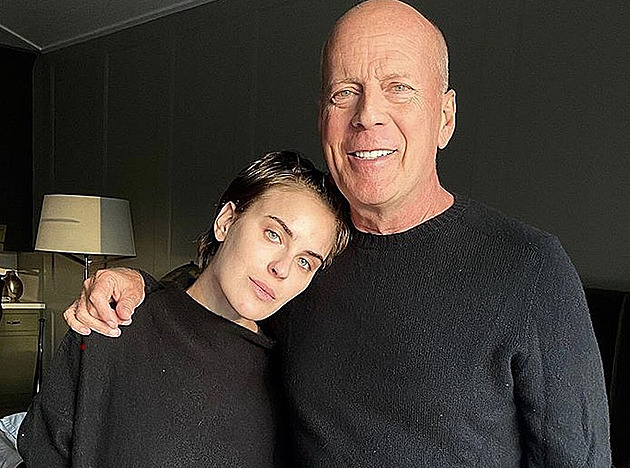 Bruce Willis bojující s demencí výjimečně ve společnosti. Byl na svatbě dcery