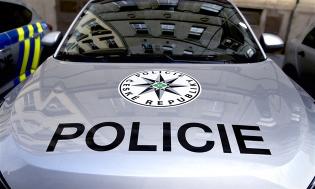 Kamion srazil na D5 řidiče u odstaveného auta, dálnice v obou směrech stála